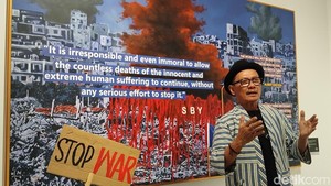 Salah satu spot menarik lainnya, ada ruang khusus untuk memajang 8 lukisan SBY. Ternyata, ia gak cuma lihai menggambar lanskap pemandangan saja namun juga potret realisme dalam skena seni rupa. Kurator pameran Suwarno Wisetrotomo saat menjelaskan di depan lukisan SBY. Foto: Tia Agnes/ detikcom