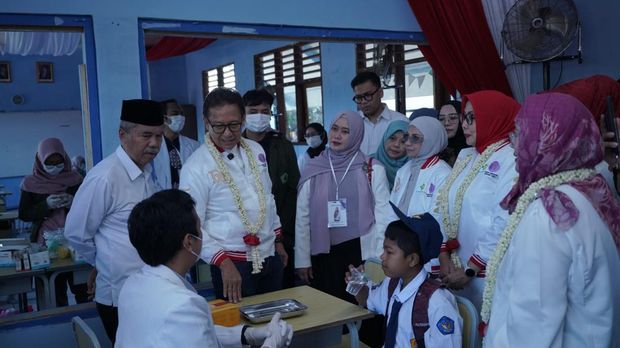 Menkes Budi saat meninjau pemeriksaan gigi di SMPN 3 Parongpong