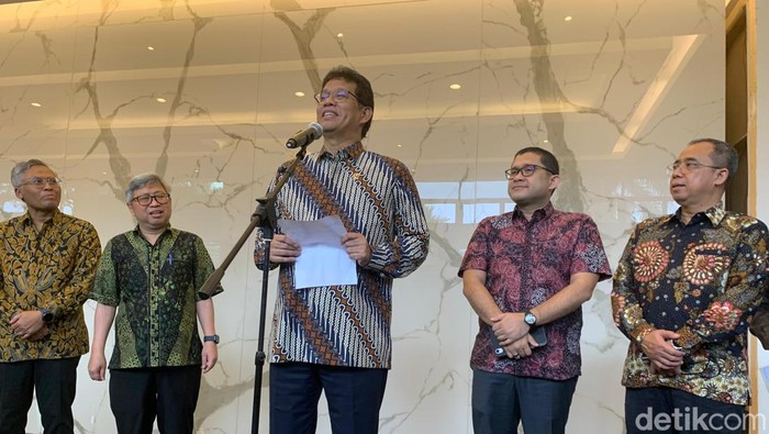 Menteri Keuangan Purbaya Yudhi Sadewa (berbatik, tengah)