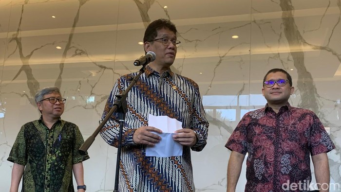 Menteri Keuangan Purbaya Yudhi Sadewa (berbatik, tengah)