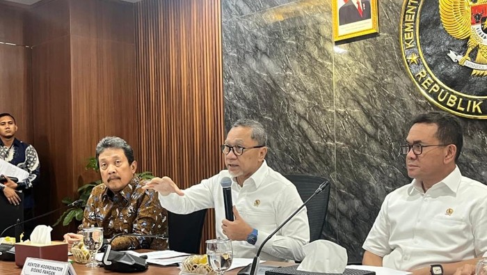 Menteri Koordinator Bidang Pangan Zulkifli Hasan atau Zulhas usai rapat di Kemenko Pangan Jakarta Pusat, Jumat (12/9/2025).