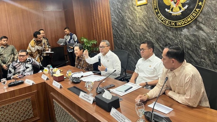 Menteri Koordinator Bidang Pangan Zulkifli Hasan atau Zulhas usai rapat di Kemenko Pangan Jakarta Pusat, Jumat (12/9/2025).
