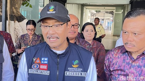 Menteri Sosial Saifullah Yusuf atau Gus Ipul seusai mengunjungi salah satu korban selamat banjir di RSUP Prof Ngoerah, Denpasar, Bali, Jumat (12/9/2025). (Foto: Rizki Setyo/detikBali)