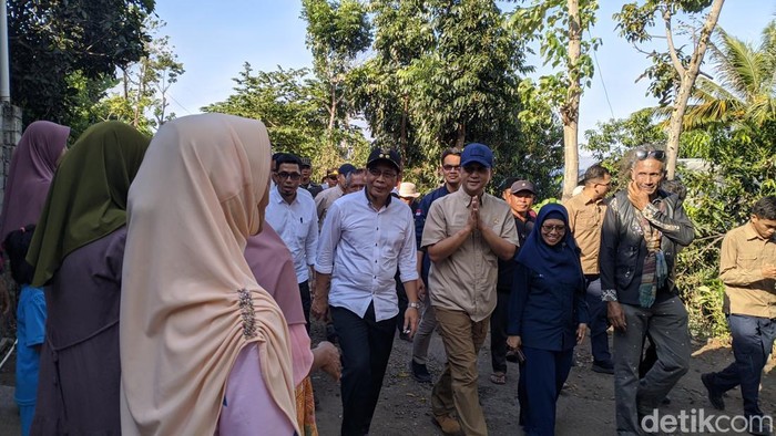 Menteri Transmigrasi Muhammad Iftitah Sulaiman Suryanagara saat mengunjungi kawasan transmigrasi Desa Puncak Jeringo, Kecamatan Suela, Lombok Timur, Jumat (12/9/2025). (Foto: Ahmad Viqi/detikBali)