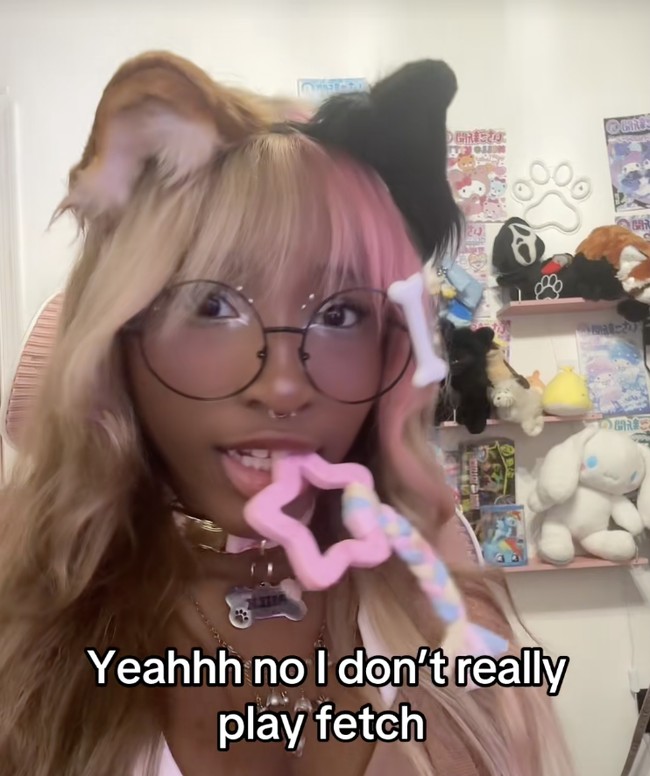 Dalam wawancara dengan ITV, Milk tampil bersama ayahnya, Mike. Ia menjelaskan bahwa gaya hidupnya berawal dari obsesi masa kecil terhadap anjing-anjing paling lucu di dunia. Foto: dok. TikTok @milkluv_3