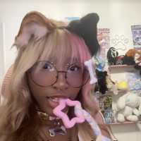 Dalam wawancara dengan ITV, Milk tampil bersama ayahnya, Mike. Ia menjelaskan bahwa gaya hidupnya berawal dari obsesi masa kecil terhadap anjing-anjing paling lucu di dunia. Foto: dok. TikTok @milkluv_3