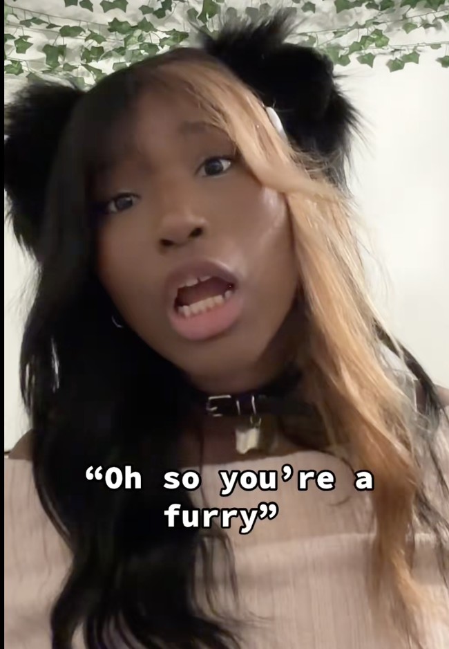 Ayahnya, Mike, menyebut dirinya sebagai pendukung terbesar Milk, meskipun sang ibu belum sepenuhnya bisa menerima keputusan tersebut. “Kami mencintai putri kami. Jika ia ingin hidup seperti ini sepanjang hidupnya, itu benar-benar pilihannya. Dia memang selalu sedikit berbeda, dan butuh waktu untuk terbiasa melihatnya bertingkah seperti anjing. Namun inilah dirinya sekarang,” kata Mike. Foto: dok. TikTok @milkluv_3