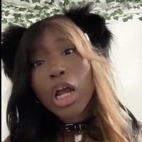 Ayahnya, Mike, menyebut dirinya sebagai pendukung terbesar Milk, meskipun sang ibu belum sepenuhnya bisa menerima keputusan tersebut. “Kami mencintai putri kami. Jika ia ingin hidup seperti ini sepanjang hidupnya, itu benar-benar pilihannya. Dia memang selalu sedikit berbeda, dan butuh waktu untuk terbiasa melihatnya bertingkah seperti anjing. Namun inilah dirinya sekarang,” kata Mike. Foto: dok. TikTok @milkluv_3