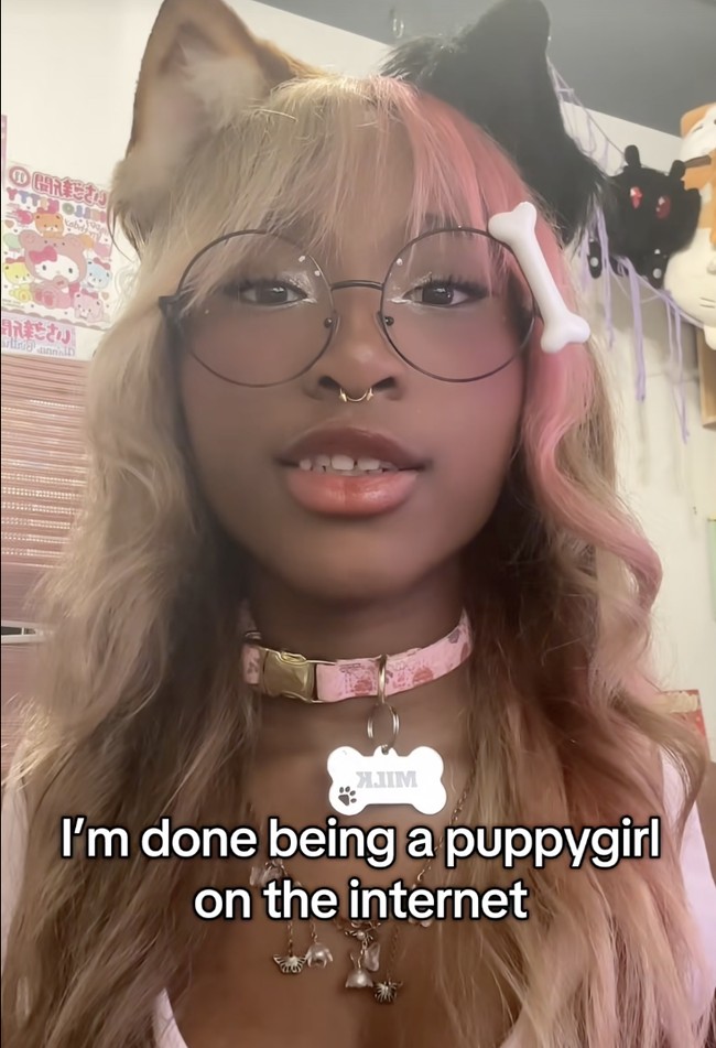 Milk juga bercerita mengenai hubungannya dengan Star, sosok yang disebut sebagai perawatnya (handler). Star kerap menemaninya berjalan-jalan serta bermain dengan mainan anjing. Foto: dok. TikTok @milkluv_3