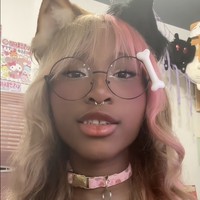 Milk juga bercerita mengenai hubungannya dengan Star, sosok yang disebut sebagai perawatnya (handler). Star kerap menemaninya berjalan-jalan serta bermain dengan mainan anjing. Foto: dok. TikTok @milkluv_3