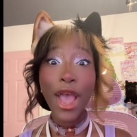 Wanita muda asal Pennsylvania, Amerika Serikat, menjadi sorotan publik setelah mengungkap gaya hidup uniknya yang memilih hidup layaknya seekor anjing. Wanita yang dikenal dengan nama panggilan Milk ini bahkan mengenakan kalung anjing dan mengaku merasa dirinya seperti seekor Pomeranian (jenis anjing). Foto: dok. TikTok @milkluv_3