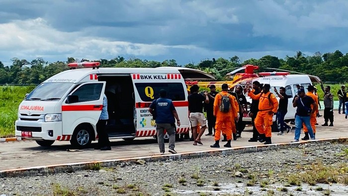 Jenazah empat korban jatuhnya helikopter PK-IWS milik PT Intan Angkasa Air Service di Distrik Jila, Kabupaten Mimika, Papua Tengah, diterbangkan ke kampung halamannya.