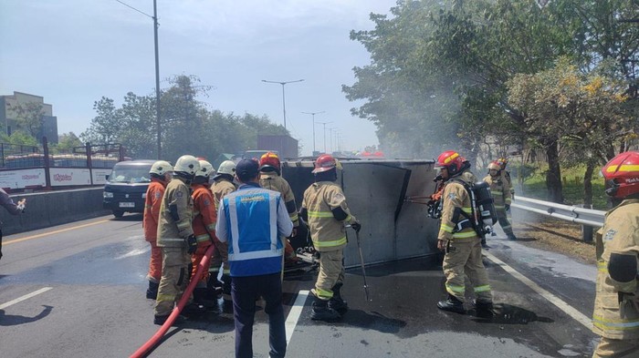 Mobil box terguliing lalu terbakar di Tol Dupak Surabaya