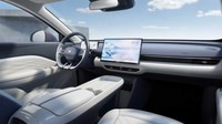 Masuk ke interior, Arcfox T1 dibekali kabin dengan nuansa futuristik. Di balik kemudi terdapat panel instrumen LCD 8,8 inci, dipadukan dengan layar sentral floating 15,6 inci yang menjadi pusat kontrol utama. Fitur tersebut memberikan kesan mewah sekaligus canggih untuk mobil sekelasnya. Foto: Doc. BAIC