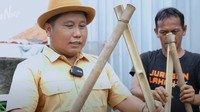 Pertama-tama, bambu perlu dibelah menjadi dua. Kemudian direnggangkan hingga membentuk huruf V terbalik dan bisa ditancapkan ke tanah. Foto: YouTube/Abang Narji