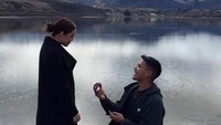 Natasha Abigeyl dilamar Iben MA di Danau Hayes, Queenstown, Selandia Baru. Terima kasih sayang karena selalu membuatku merasa sangat dicintai. Aku bangga memanggilmu tunanganku. Inilah untuk semua bab yang akan datang, tulisnya. (Foto: dok Instagram natashabigeyl)