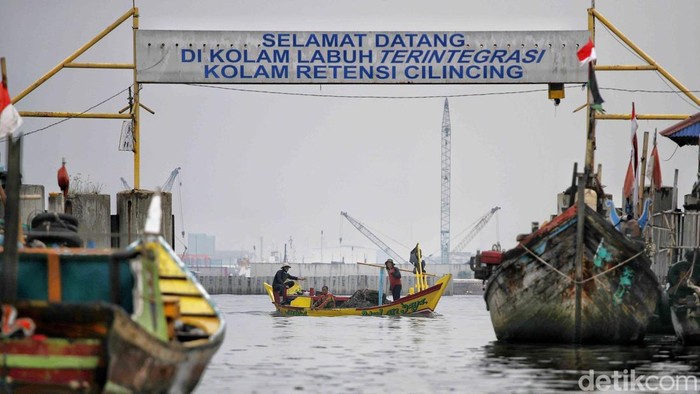 Sejumlaah nelayan mencari kerang hijau di kawasan perairan Teluk Jakarta, Cilincing, Jakarta Utara, Jumat (12/9/2025). Di kawasan pesisir Cilincing, kehidupan nelayan masih erat kaitannya dengan laut dan segala hasilnya.