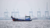 Dengan jaring, tali, dan tambang yang dipasang di laut, nelayan menunggu waktu yang tepat untuk memanen kerang hijau yang menempel di media itu.   