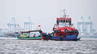 Namun, kehidupan nelayan kerang hijau di Cilincing tidak selalu mudah. Pencemaran laut, cuaca ekstrem, serta keterbatasan sarana penunjang sering menjadi kendala.   