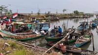 Musim yang tak menentu membuat hasil tangkapan bisa melimpah atau menurun drastis, namun nelayan tetap bertahan demi kehidupan mereka.  
