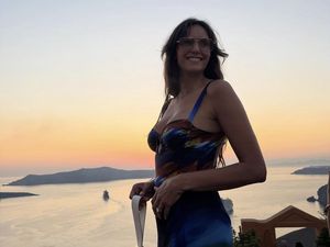 Mesra di Italia, Nina Dobrev Jawab Rumor Pacaran dengan Zac Efron