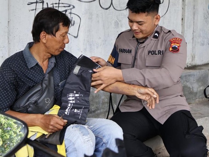 Anggota Biddokkes Polda Jateng ketika memberikan pelayanan kesehatan kepada masyarakat di Kota Semarang. Foto diunggah Jumat (12/9/2025).