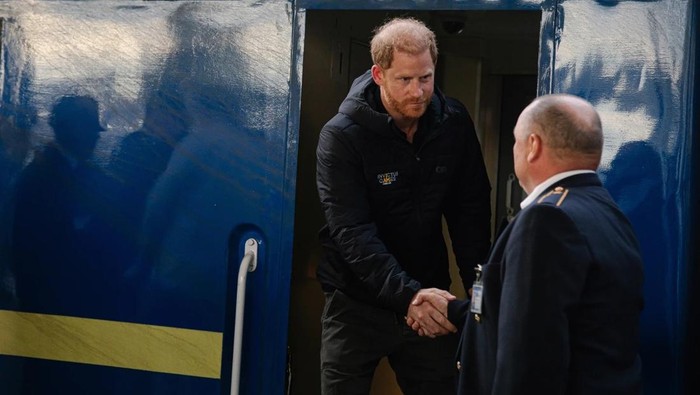 Pangeran Harry saat tiba di Kyiv dengan kereta api. (Railway of Ukraine Ukrzaliznytsia via AP)
