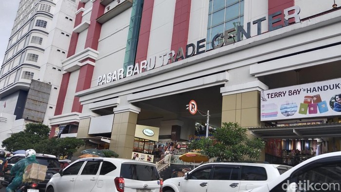 Kondisi sepi Pasar Baru Bandung, Jumat (12/9/2025).