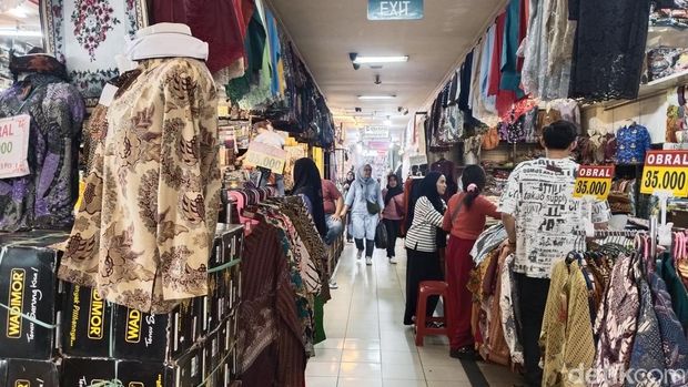 Kondisi sepi Pasar Baru Bandung, Jumat (12/9/2025).