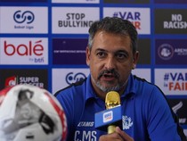Dikalahkan 10 Pemain Persib, Pelatih Arema Soroti Bola Mati dan Wasit
