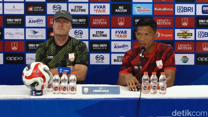 Pelatih Persis Solo Peter de Roo, dan pemainnya, Eky Taufik, saat konferensi pers di Stadion Manahan, Kota Solo, Jumat (12/9/2025).