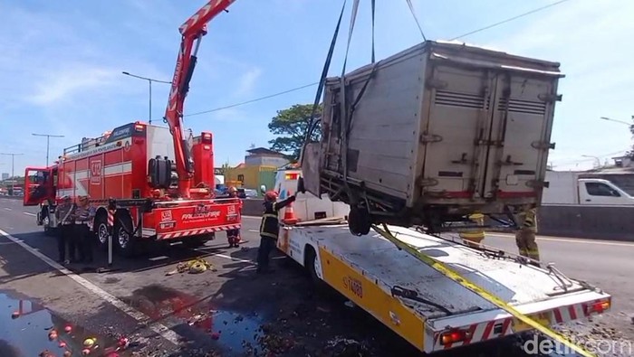 Pemadaman Mobil Bo di Tol Dupak Surabaya