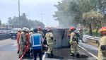 Mobil Box Terbakar di Tol Dupak Surabaya