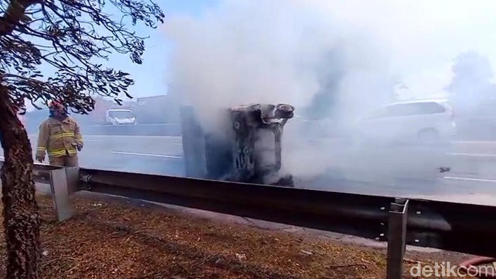 Pemadaman Mobil Bo di Tol Dupak Surabaya