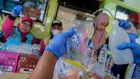 Pemeriksaan tersebut untuk memastikan keamanan makanan dan minuman yang dijual di lingkungan kantin sekolah terbebas dari kandungan zat berbahaya seperti formalin, boraks serta pewarna tekstil. Foto: ANTARA FOTO/Putra M. Akbar