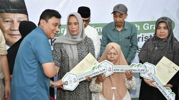 Pemerintah serahkan rumah gratis untuk keluarga korban demontrasi berujung kericuhan di Makassar, Sulawesi Selatan