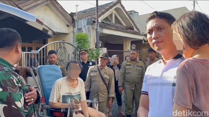 Pemkot Surabaya saat mengevakuasi A, B, dan BS