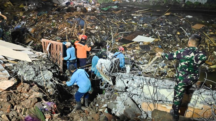 Petugas melakukan proses pencarian korban di sekitar bangunan ruko yang hancur akibat diterjang banjir di kawasan Jalan Sulawesi, Denpasar, Bali, Kamis (11/9/2025). Berdasarkan data BNPB, hingga Kamis sore sebanyak 16 jenazah korban bencana banjir telah berhasil dievakuasi oleh tim SAR gabungan di sejumlah wilayah Bali. ANTARA FOTO/Fikri Yusuf