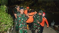 Petugas mengangkat kantong jenazah korban yang ditemukan di sekitar bangunan ruko yang hancur akibat diterjang banjir di kawasan Jalan Sulawesi, Denpasar, Bali, Kamis (11/9/2025). ANTARA FOTO/Fikri Yusuf
