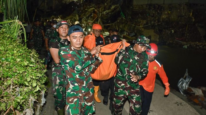 Petugas melakukan proses pencarian korban di sekitar bangunan ruko yang hancur akibat diterjang banjir di kawasan Jalan Sulawesi, Denpasar, Bali, Kamis (11/9/2025). Berdasarkan data BNPB, hingga Kamis sore sebanyak 16 jenazah korban bencana banjir telah berhasil dievakuasi oleh tim SAR gabungan di sejumlah wilayah Bali. ANTARA FOTO/Fikri Yusuf