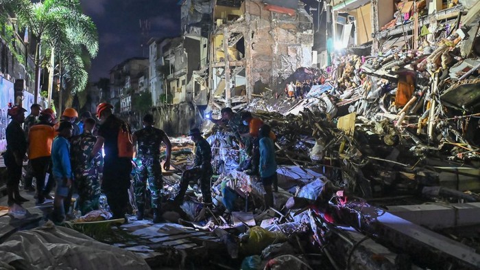 Pencarian Korban Banjir di Bali, 16 Jenazah Berhasil Dievakuasi Petugas melakukan proses pencarian korban di sekitar bangunan ruko yang hancur akibat diterjang banjir di kawasan Jalan Sulawesi, Denpasar, Bali, Kamis (11/9/2025). Berdasarkan data BNPB, hingga Kamis sore sebanyak 16 jenazah korban bencana banjir telah berhasil dievakuasi oleh tim SAR gabungan di sejumlah wilayah Bali. ANTARA FOTO/Fikri Yusuf