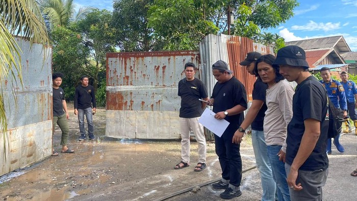 Polisi melakukan olah TKP penembakan pria di Tebing Tinggi, Tanjab Barat, Jambi