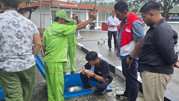 Pengecekan kandungan air dalam tangki oleh Polresta Banyumas dan Dinas Perekonomian Banyumas.