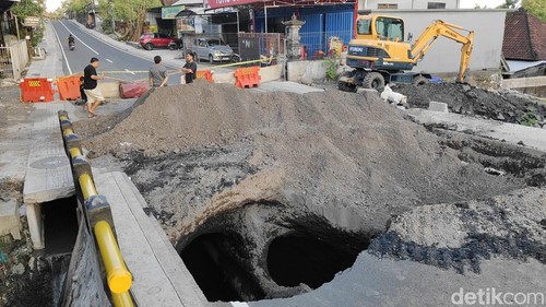 Pengerjaan jalan jebol di Jalan Raya Lukluk, Badung, mulai diperbaiki. Material dan alat berat sudah disiapkan, Jumat (12/9/2025). (Foto: Agus Eka/detikBali)