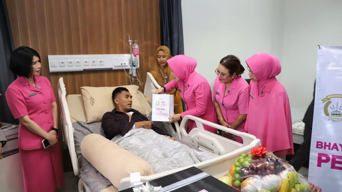 Pengurus Bhayangkari Jawa Timur dan Cabang Malang Kota jenguk anggota korban demo ricuh