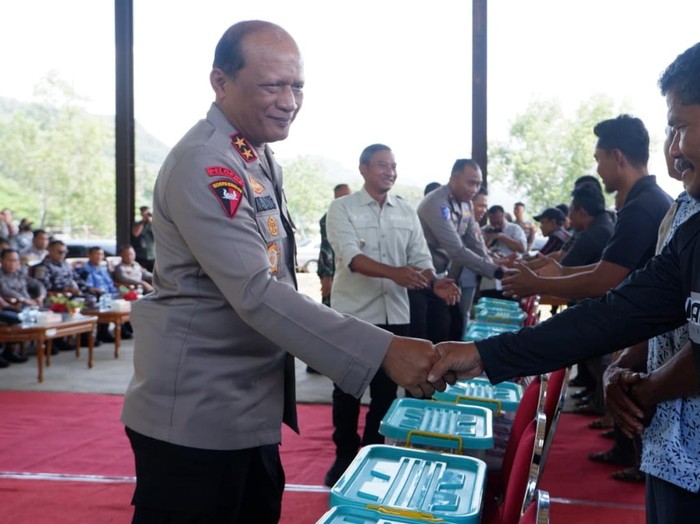 Penyerahan Bantuan untuk Nelayan di Pacitan