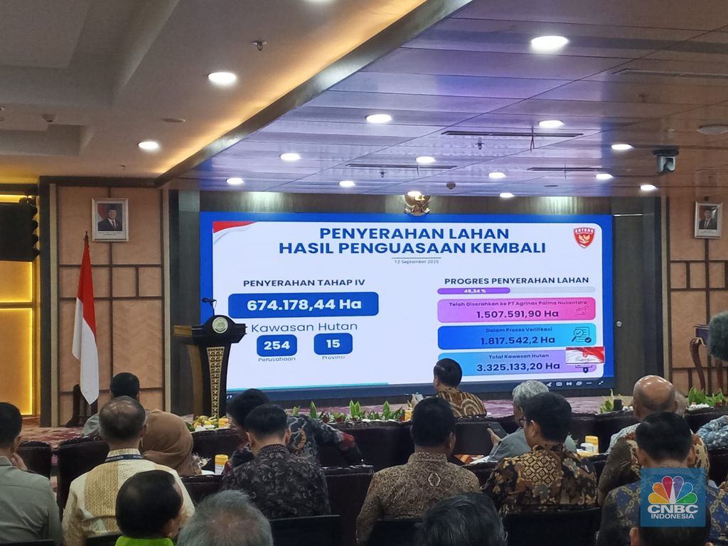 Penyerahan hasil penguasaan kembali kawasan hutan tahap IV berlangsung di Kejaksaan Agung, Jakarta, Jumat (12/9/2025). (CNBC Indonesia/Robertus Andrianto)