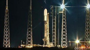 Roket Falcon 9 milik SpaceX sudah siap membawa Satelit Nusantara Lima di Cape Canaveral, Florida, Amerika Serikat, Jumat (12/9/2025). Foto: Adi Fida Rahman/detikINET