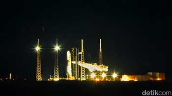 Roket Falcon 9 setinggi 70 meter dan berbobot 580 ton mulai tahap persiapan peluncuran. Foto: Adi Fida Rahman/detikINET