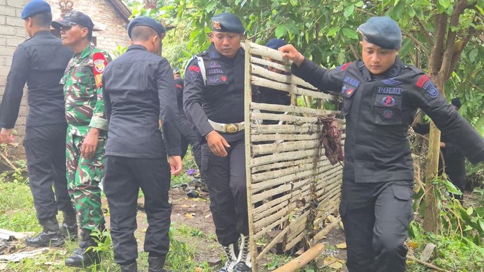 Personel Polda Bali turut dikerahkan untuk membantu proses pembersihan kawasan yang terdampak banjir di Denpasar, Bali. (Foto: Dok. Polda Bali)